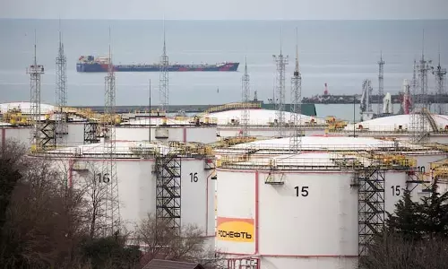 Black Sea में ड्रोन हमलों के बीच रूसी तेल टैंकर में आग लगा दी गई Black Sea में ड्रोन हमलों के बीच रूसी तेल टैंकर में आग लगा दी गई