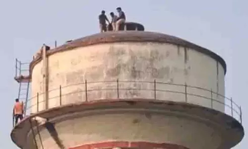 पानी की टंकी पर चढ़े व्यक्ति को फायर ब्रिगेड और RPF ने सुरक्षित निकाला पानी की टंकी पर चढ़े व्यक्ति को फायर ब्रिगेड और RPF ने सुरक्षित निकाला
