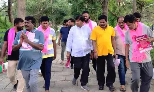Jubilee Hills उपचुनाव प्रचारकों ने कृष्ण कांत पार्क में सुबह की सैर करने वालों से मुलाकात की Jubilee Hills उपचुनाव प्रचारकों ने कृष्ण कांत पार्क में सुबह की सैर करने वालों से मुलाकात की