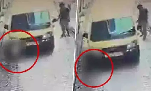 Uttar Pradesh में छात्र को लेने जा रही स्कूल वैन ने बच्चे को कुचला Uttar Pradesh में छात्र को लेने जा रही स्कूल वैन ने बच्चे को कुचला