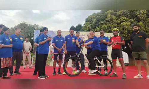 Secunderabad में राष्ट्रपति निलयम की पेडल फॉर प्लैनेट यात्रा में 1,200 साइकिल चालक शामिल हुए Secunderabad में राष्ट्रपति निलयम की पेडल फॉर प्लैनेट यात्रा में 1,200 साइकिल चालक शामिल हुए