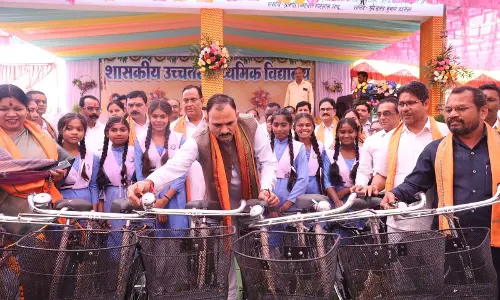 प्रभारी मंत्री श्याम बिहारी जायसवाल ने स्कूली छात्राओं को वितरित किया साईकिल प्रभारी मंत्री श्याम बिहारी जायसवाल ने स्कूली छात्राओं को वितरित किया साईकिल