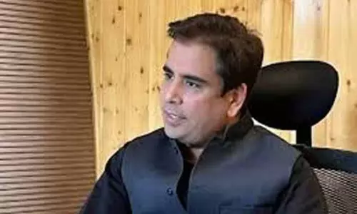 SRINAGAR: सादिक ने दुर्घटना पीड़ित के परिवार को 2 लाख रुपये की अनुग्रह राशि सौंपी