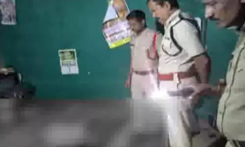 परिवार के तीन सदस्यों की हत्या, युवती किसी तरह घर से भाग निकली परिवार के तीन सदस्यों की हत्या, युवती किसी तरह घर से भाग निकली