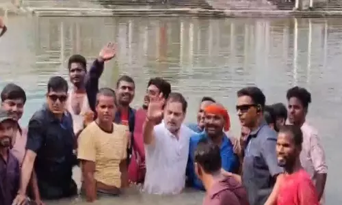 बेगूसराय के तालाब में मछली पकड़ने गए राहुल गांधी, रैली में योगासन से PM मोदी पर साधा निशाना बेगूसराय के तालाब में मछली पकड़ने गए राहुल गांधी, रैली में योगासन से PM मोदी पर साधा निशाना