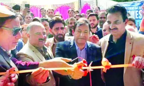 कृषि मंत्री ने Kokernag में फ्लोटिंग ट्राउट फीड निर्माण संयंत्र का उद्घाटन किया कृषि मंत्री ने Kokernag में फ्लोटिंग ट्राउट फीड निर्माण संयंत्र का उद्घाटन किया