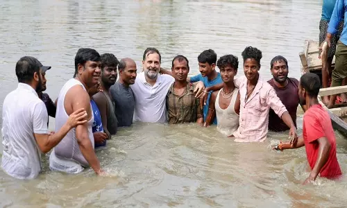 Bihar चुनाव प्रचार में राहुल गांधी का अलग अंदाज, मछुआरों संग तालाब में की बातचीत