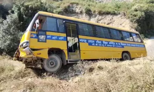 Amritsar: स्कूली बच्चों की जान बाल-बाल बची, कार कूड़े के ढेर से टकराई Amritsar: स्कूली बच्चों की जान बाल-बाल बची, कार कूड़े के ढेर से टकराई