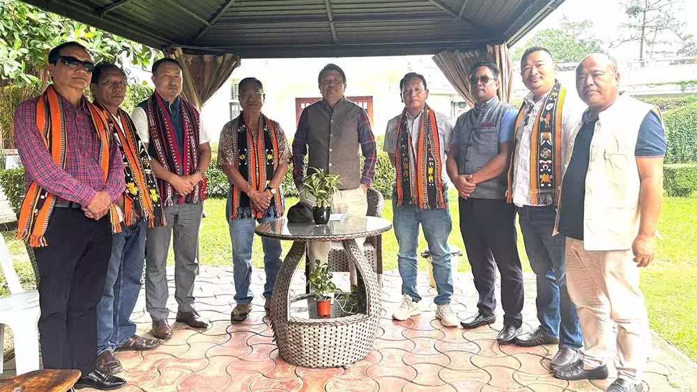 Nagaland पश्चिमी चाखेसांग होहो ने पीएचईडी मंत्री से मुलाकात की Nagaland पश्चिमी चाखेसांग होहो ने पीएचईडी मंत्री से मुलाकात की