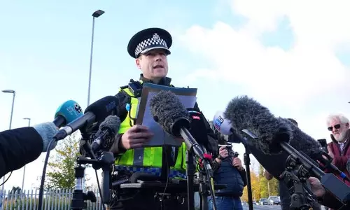 Britain में ट्रेन पर चाकू हमला: 11 घायल, पुलिस ने दो संदिग्धों को किया गिरफ्तार Britain में ट्रेन पर चाकू हमला: 11 घायल, पुलिस ने दो संदिग्धों को किया गिरफ्तार