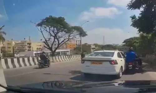 Cab ड्राइवर ने जानबूझकर बाइक को टक्कर मारी.. वीडियो वायरल Cab ड्राइवर ने जानबूझकर बाइक को टक्कर मारी.. वीडियो वायरल