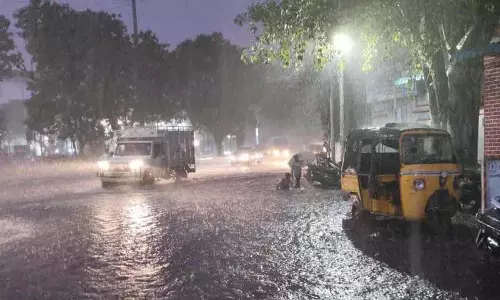 Hyderabad में भारी बारिश.. वाहन चालकों के लिए परेशानी..! Hyderabad में भारी बारिश.. वाहन चालकों के लिए परेशानी..!