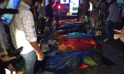 BIG BREAKING: खड़े ट्रक में जा घुसा यात्रियों से भरा ट्रैवलर, 18 की दर्दनाक मौत