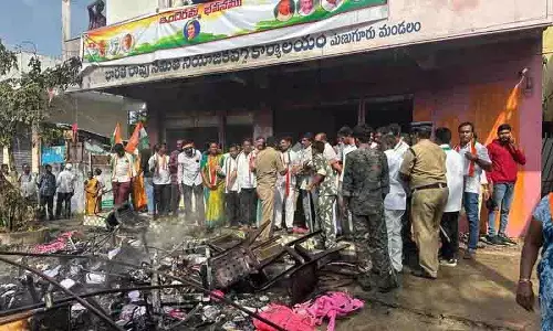 कांग्रेस कार्यकर्ताओं ने मनुगुरु में BRS पार्टी कार्यालय पर हमला किया