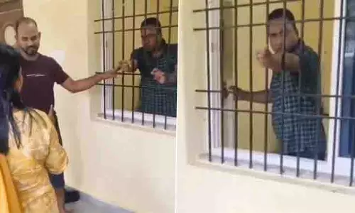 गर्लफ्रेंड के साथ सरकारी क्वार्टर में पकड़ाया CO पति, छत से लगाई छलांग गर्लफ्रेंड के साथ सरकारी क्वार्टर में पकड़ाया CO पति, छत से लगाई छलांग