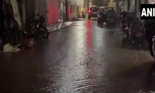हैदराबाद में मूसलाधार बारिश से जलभराव, आईएमडी ने कल तक आंशिक बादल और धुंध का किया पूर्वानुमान हैदराबाद में मूसलाधार बारिश से जलभराव, आईएमडी ने कल तक आंशिक बादल और धुंध का किया पूर्वानुमान