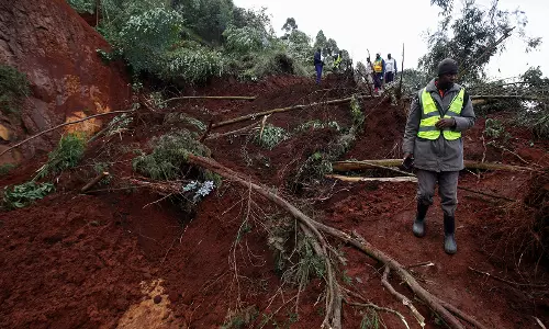Kenya में भारी बारिश के बीच भूस्खलन से 21 लोगों की मौत, 1,000 से अधिक घर नष्ट Kenya में भारी बारिश के बीच भूस्खलन से 21 लोगों की मौत, 1,000 से अधिक घर नष्ट