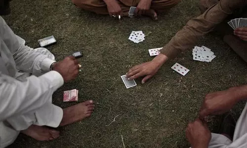 जुए की महफिल पर पुलिस का छापा, दो जुआरी गिरफ्तार