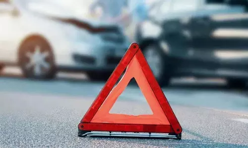 सड़क हादसे में युवक घायल, तेज रफ्तार कार ने मारी जोरदार टक्कर