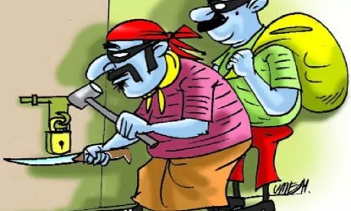 मजदूर दंपती के घर से 2.41 लाख के सोने-चांदी के जेवर और नकदी पार