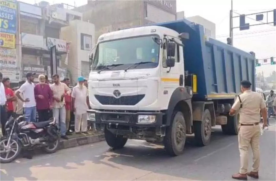 Ambala Accident : तेज रफ्तार डंपर ने बाइक सवार को मारी टक्कर, युवक की मौत Ambala Accident : तेज रफ्तार डंपर ने बाइक सवार को मारी टक्कर, युवक की मौत