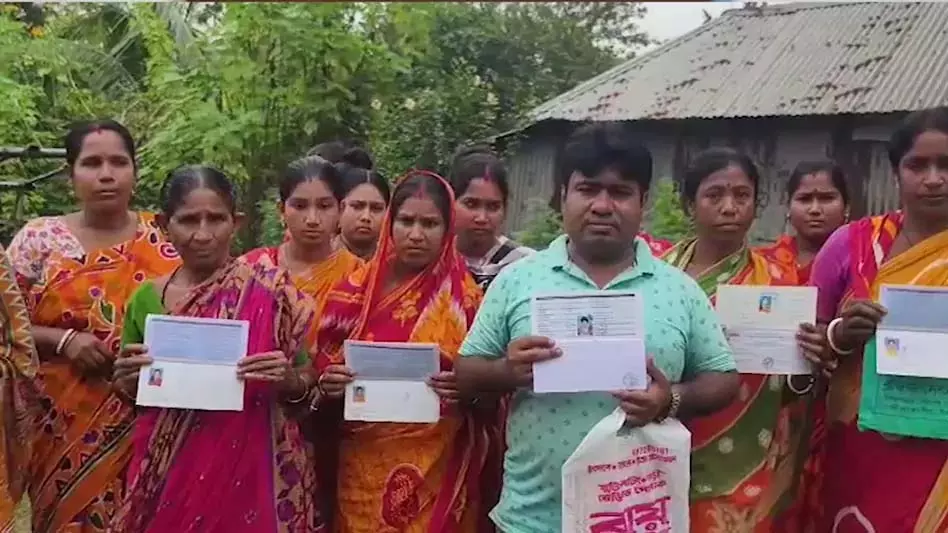 निवास जगह से भगाए जाने की डर से बैंक से पूरा पैसा निकाल रहे ग्रामीण, जानिए क्यों? निवास जगह से भगाए जाने की डर से बैंक से पूरा पैसा निकाल रहे ग्रामीण, जानिए क्यों?