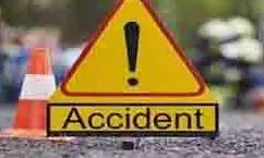 UP News: तेज रफ्तार कार पुलिया से टकराई, महिला और बच्चे की मौत UP News: तेज रफ्तार कार पुलिया से टकराई, महिला और बच्चे की मौत