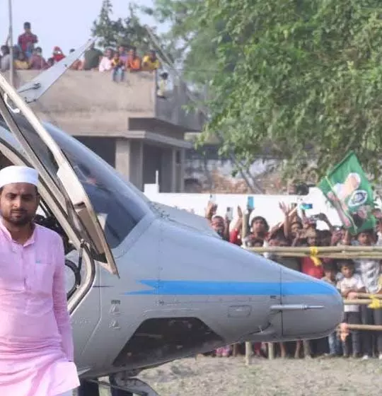 हेलीपेड में 2 जवान घायल, नेता पहुंचे तो भीड़ हुई बेकाबू हेलीपेड में 2 जवान घायल, नेता पहुंचे तो भीड़ हुई बेकाबू