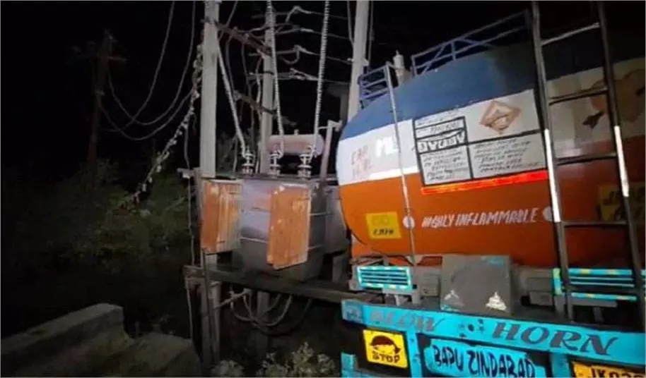 Jammu-Kashmir: तेज रफ्तार टैंकर ने बीच सड़क पर मचाई तबाही, अफरा-तफरी Jammu-Kashmir: तेज रफ्तार टैंकर ने बीच सड़क पर मचाई तबाही, अफरा-तफरी