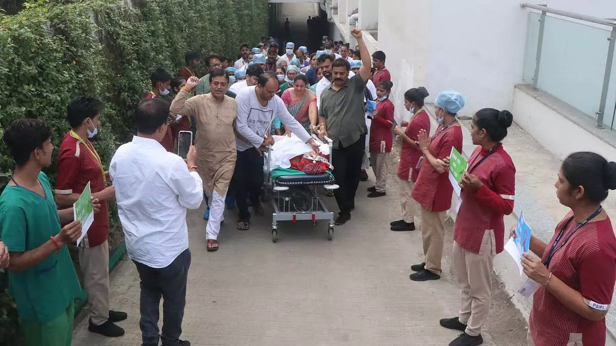 मृत वकील ने तीन लोगों को नई ज़िंदगी दी; पति ने इमोशनल विदाई दी मृत वकील ने तीन लोगों को नई ज़िंदगी दी; पति ने इमोशनल विदाई दी