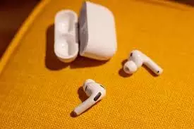 AirPods :सिर्फ ऑडियो सुनने के काम नहीं आएंगे एयरपॉड्स, कैमरा भी मिलेगा, सामने आ गई ऐप्पल की प्लानिंग AirPods :सिर्फ ऑडियो सुनने के काम नहीं आएंगे एयरपॉड्स, कैमरा भी मिलेगा, सामने आ गई ऐप्पल की प्लानिंग