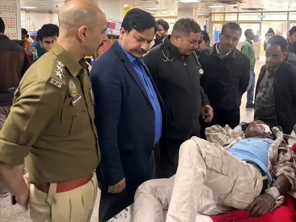 Shimla: नारकंडा के पास हुए हादसे के घायलों से मिले उपायुक्त Shimla: नारकंडा के पास हुए हादसे के घायलों से मिले उपायुक्त