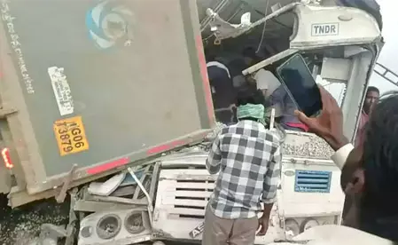 बस-ट्रक की टक्कर में, कम से कम 20 लोगों की मौत, VIDEO बस-ट्रक की टक्कर में, कम से कम 20 लोगों की मौत, VIDEO
