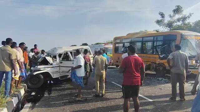कोविलपट्टी नेशनल हाईवे पर स्कूल वैन और कार की टक्कर: एक की मौत कोविलपट्टी नेशनल हाईवे पर स्कूल वैन और कार की टक्कर: एक की मौत