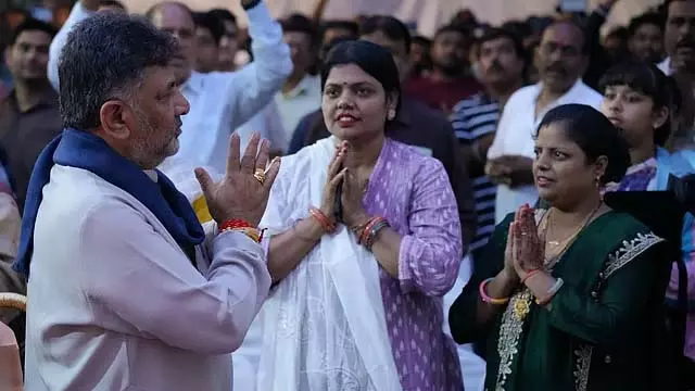 विधानसभा चुनाव; कांग्रेस बेंगलुरु में ज़ोरदार कैंपेन कर रही है, DK बिहारियों से मिल रहे हैं और वोट मांग रहे विधानसभा चुनाव; कांग्रेस बेंगलुरु में ज़ोरदार कैंपेन कर रही है, DK बिहारियों से मिल रहे हैं और वोट मांग रहे