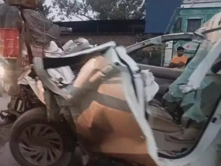 कार-ट्रक की टक्कर में तीन लोगों की मौत, एग्जिट पोल टीम से जुड़े थे, शवों को निकालने क्रेन का इस्तेमाल कार-ट्रक की टक्कर में तीन लोगों की मौत, एग्जिट पोल टीम से जुड़े थे, शवों को निकालने क्रेन का इस्तेमाल