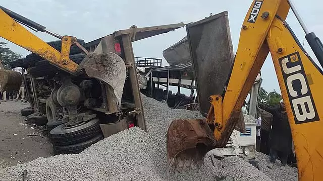 एक और भयानक हादसा: ट्रक ने पैसेंजर बस को टक्कर मारी, 18 लोगों की मौत एक और भयानक हादसा: ट्रक ने पैसेंजर बस को टक्कर मारी, 18 लोगों की मौत