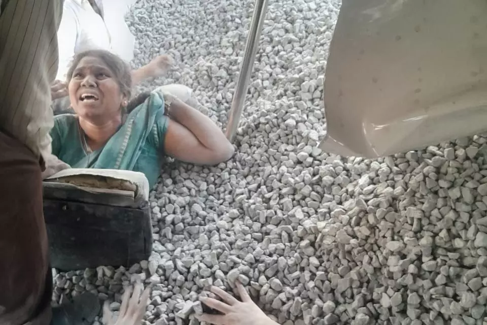 Telangana में बस-ट्रक टक्कर में मृतकों की संख्या 20 हुई Telangana में बस-ट्रक टक्कर में मृतकों की संख्या 20 हुई