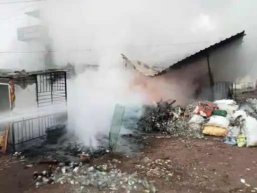 कबाड़ी दुकान में आगजनी की घटना, लाखों का सामान जलकर राख कबाड़ी दुकान में आगजनी की घटना, लाखों का सामान जलकर राख