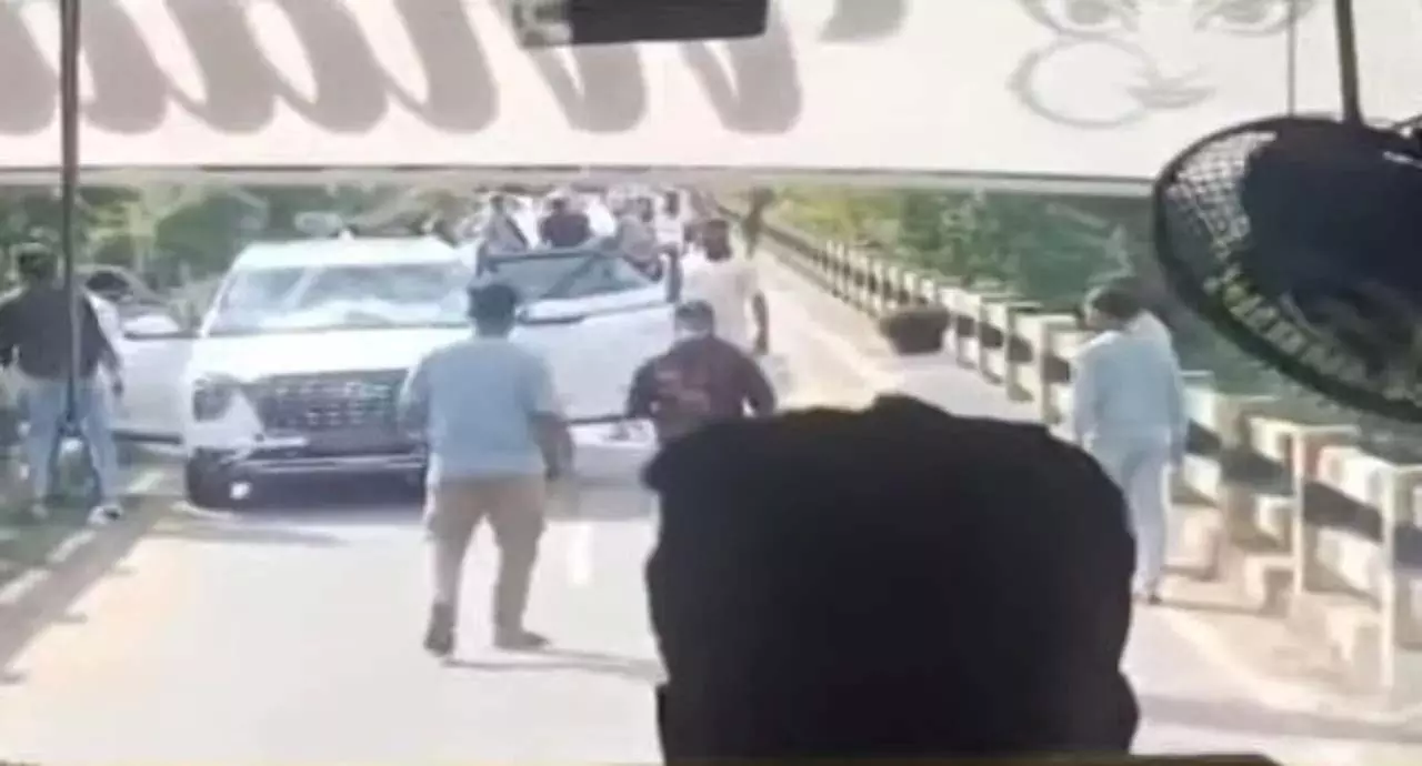 Odisha : तलवार लेकर आए लुटेरों ने दिनदहाड़े कोरापुट के बिजनेसमैन को लूटा Odisha : तलवार लेकर आए लुटेरों ने दिनदहाड़े कोरापुट के बिजनेसमैन को लूटा