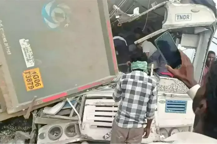 Telangana के रंगारेड्डी में बस-ट्रक की टक्कर में 15 लोगों की मौत Telangana के रंगारेड्डी में बस-ट्रक की टक्कर में 15 लोगों की मौत