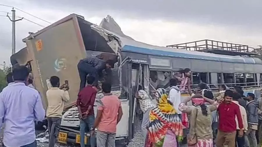 तंग सड़क, चौड़ीकरण का काम रुका होने के कारण हादसा हुआ : MLA तंग सड़क, चौड़ीकरण का काम रुका होने के कारण हादसा हुआ : MLA