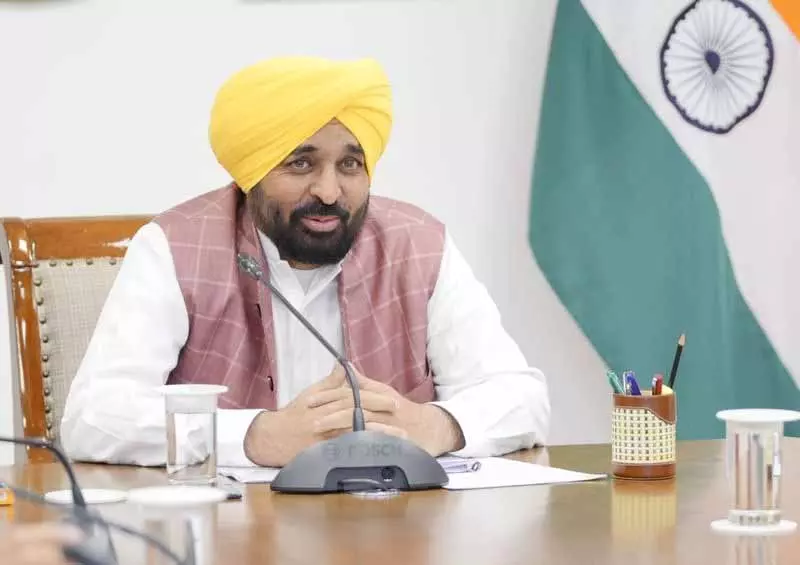 Punjab के मुख्यमंत्री के जूतों की सुरक्षा में पुलिसकर्मियों पर विवाद Punjab के मुख्यमंत्री के जूतों की सुरक्षा में पुलिसकर्मियों पर विवाद