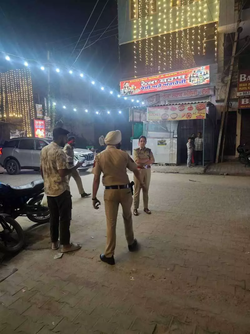 Jalandhar: पुलिस ने लॉ गेट पर देर रात तक चलाया चेकिंग अभियान Jalandhar: पुलिस ने लॉ गेट पर देर रात तक चलाया चेकिंग अभियान