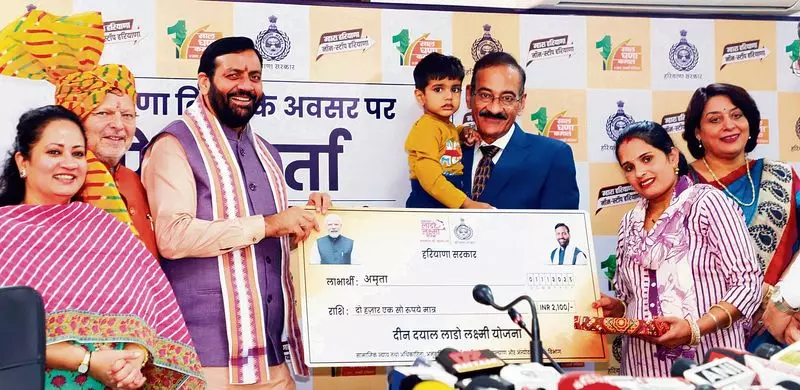 Haryana : भाजपा के लाडो नारे पर विपक्ष की तीखी प्रतिक्रिया Haryana : भाजपा के लाडो नारे पर विपक्ष की तीखी प्रतिक्रिया