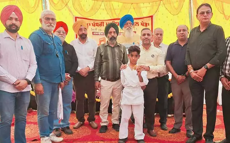 Jalandhar: किसान के बेटे ने कराटे में स्वर्ण पदक जीता, राज्य स्तरीय चैंपियनशिप के लिए क्वालीफाई किया Jalandhar: किसान के बेटे ने कराटे में स्वर्ण पदक जीता, राज्य स्तरीय चैंपियनशिप के लिए क्वालीफाई किया