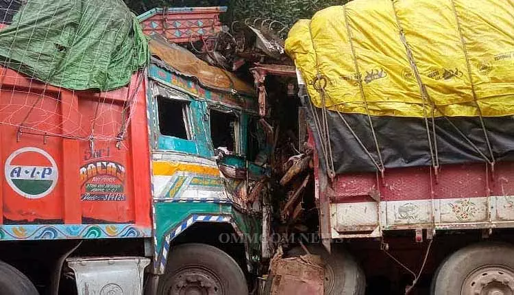 Devgarh Road पर ट्रकों की टक्कर में एक की मौत, दूसरा गंभीर Devgarh Road पर ट्रकों की टक्कर में एक की मौत, दूसरा गंभीर