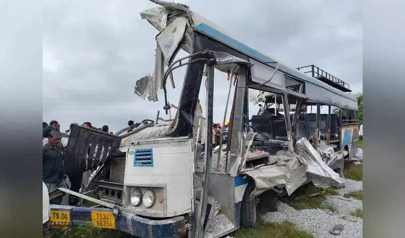 Chevella बस दुर्घटना, मृतकों की संख्या 20 हुई, कई घायल Chevella बस दुर्घटना, मृतकों की संख्या 20 हुई, कई घायल