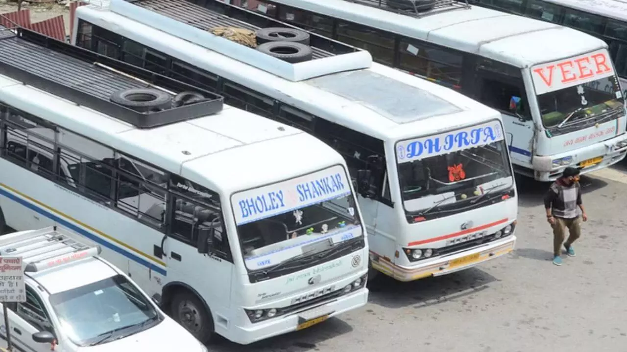 Shimla: निजी बस ऑपरेटरों की हड़ताल से शिमला में सार्वजनिक परिवहन ठप Shimla: निजी बस ऑपरेटरों की हड़ताल से शिमला में सार्वजनिक परिवहन ठप
