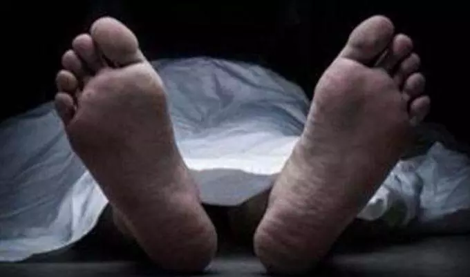 Gauribidanur : सड़क पर लगा लैंप सिर पर गिरने से एक आदमी गंभीर रूप से घायल हो गया Gauribidanur : सड़क पर लगा लैंप सिर पर गिरने से एक आदमी गंभीर रूप से घायल हो गया